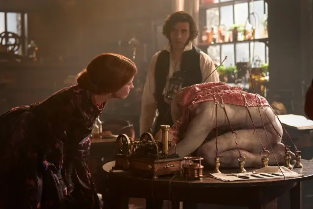 FRANKENSTEIN. (L to R) Mia Goth as Elizabeth and Oscar Isaac as Victor Frankenstein in Frankenstein. Cr. Ken Woroner/Netflix © 2025.