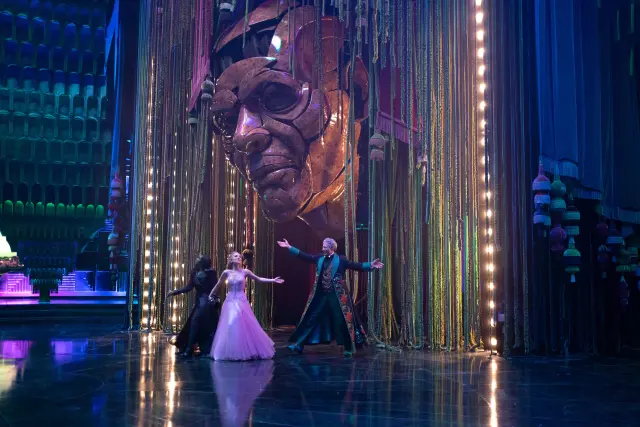 L to R: Cynthia Erivo is Elphaba, Ariana Grande is Glinda, and Jeff Goldblum is The Wizard of Oz in WICKED FOR GOOD, directed by Jon M. Chu.