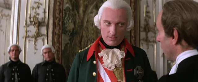 Jeffrey Jones como el Emperador José II en Amadeus (1984)