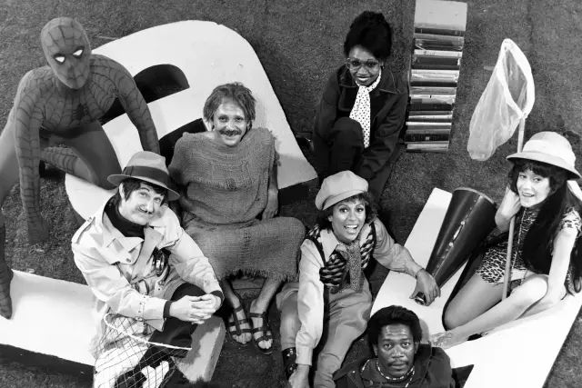 Danny Seagren como Spider-Man junto a sus compañeros de The Electric Company