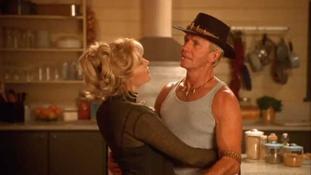 Linda Kozlowski (izq.) como Sue Charles en Cocodrilo Dundee en Los Ángeles (2001)