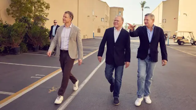 Greg Peters, David Zaslav y Ted Sarandos en Warner Bros. Studios
