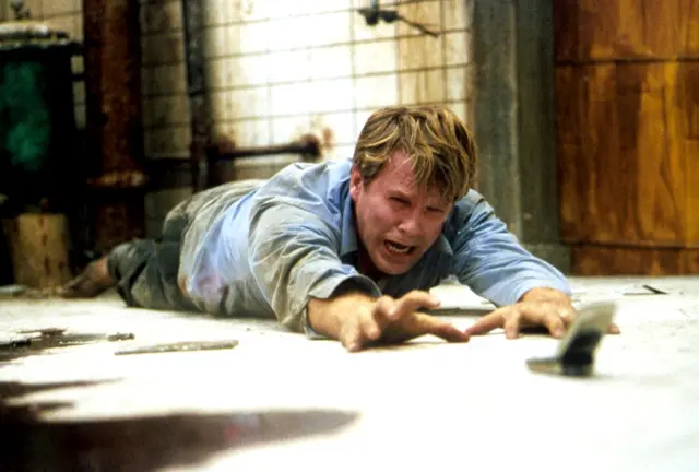 Cary Elwes como Gordon en Saw (2004)