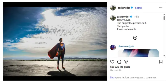 Henry Cavill con el traje clásico de Superman