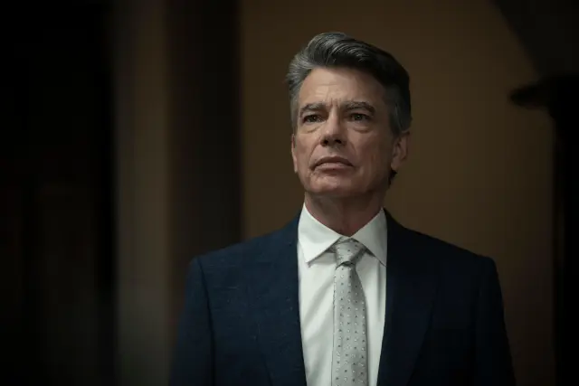 Peter Gallagher como Charles York en Humano (2024)
