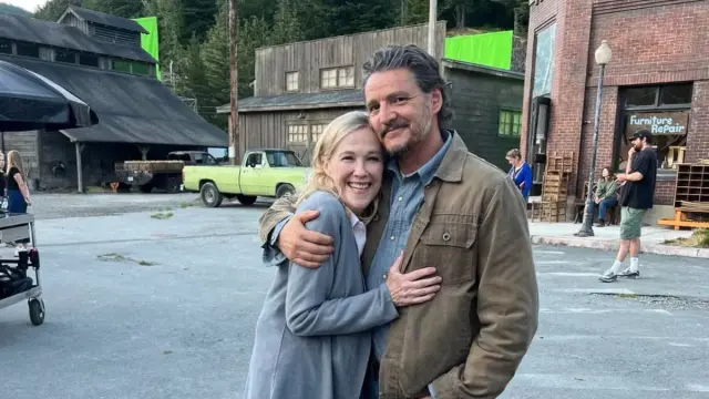 Catherine O'Hara y Pedro Pascal en el rodaje de The Last of Us