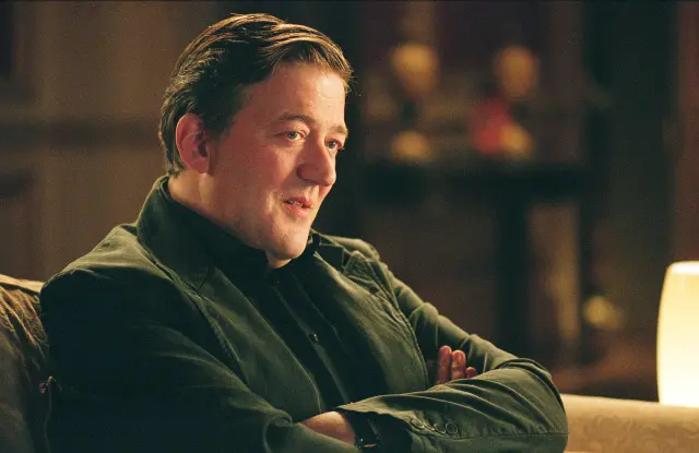 Stephen Fry como Gordon Deitrich en V de Vendetta (2005)