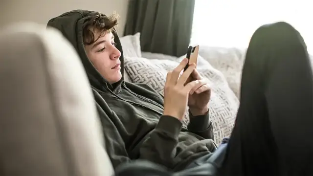 Adolescente usando TikTok
