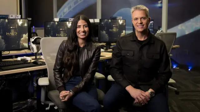 La presidenta de Xbox, Asha Sharma, y Matt Booty, Jefe de Contenidos