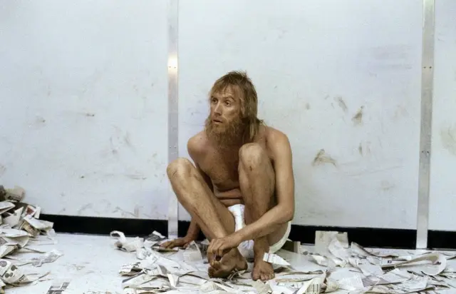 Rhys Ifans en Human Nature (2001)