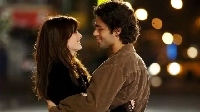 Anne Hathaway y Adrian Grenier en El diablo viste de Prada (2006)