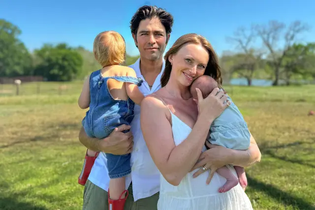 Adrian Grenier (izq.) con su esposa y bebés