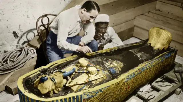 Howard Carter en la tumba de Tutankamón (1922)