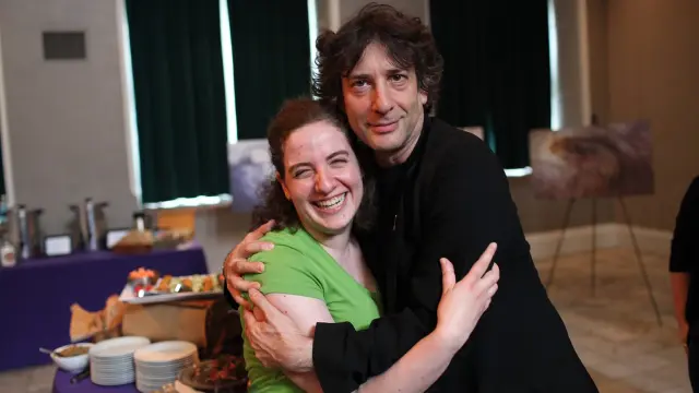 Neil Gaiman con una fan