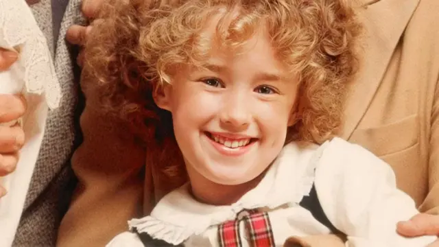 Ashley Johnson como Chrissy Seaver en Los problemas crecen