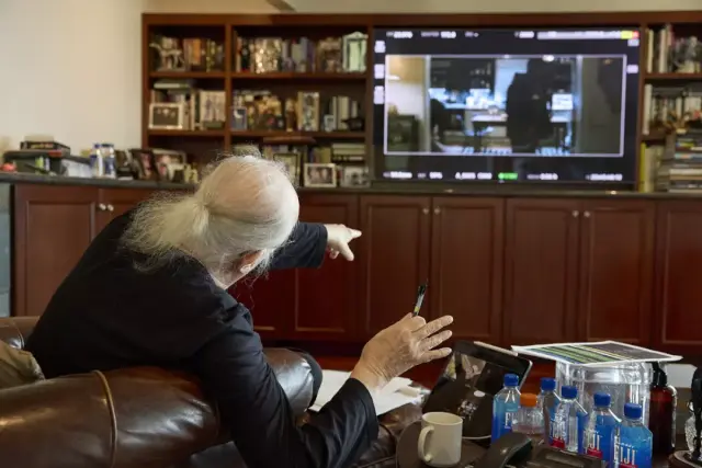 John Carpenter dirigiendo John Carpenter's Suburban Screams