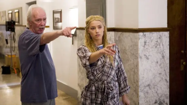 John Carpenter rodando Encerrada (2010)