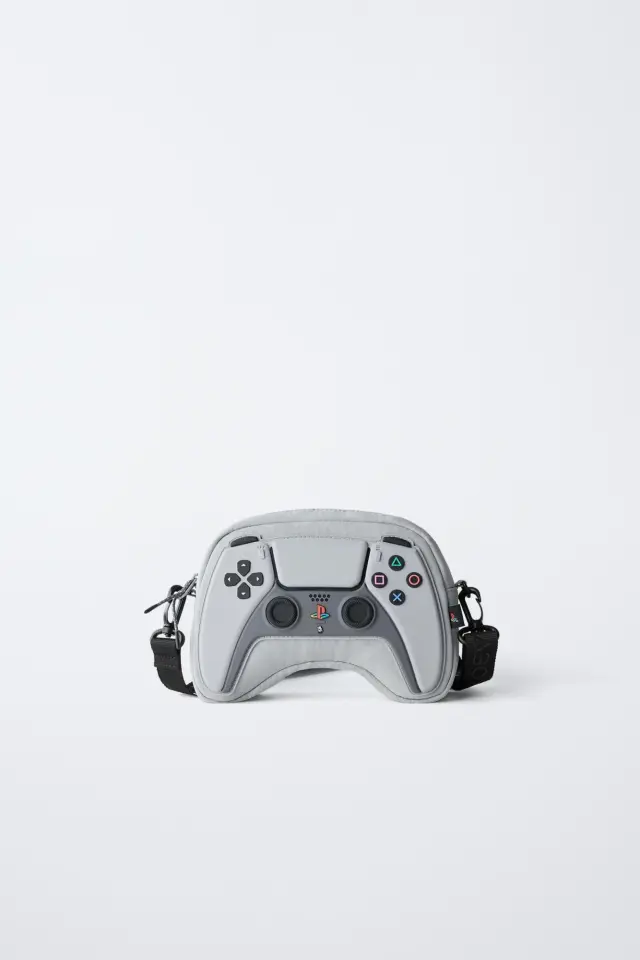 Zara lanza una línea de complementos PlayStation con bolsos, carteras y zapatillas