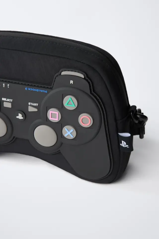 Zara lanza una línea de complementos PlayStation con bolsos, carteras y zapatillas