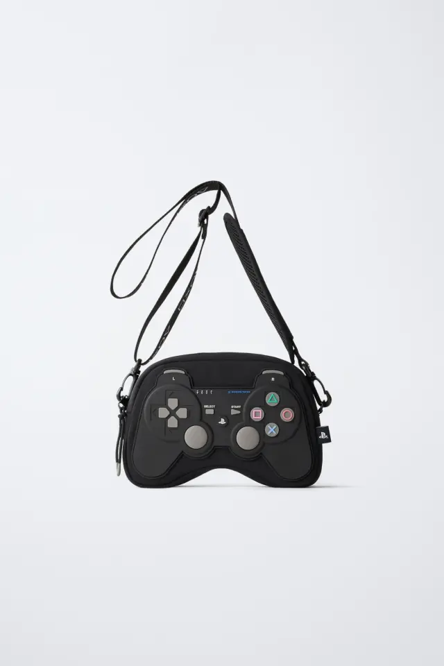 Zara lanza una línea de complementos PlayStation con bolsos, carteras y zapatillas
