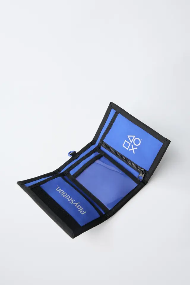 Zara lanza una línea de complementos PlayStation con bolsos, carteras y zapatillas