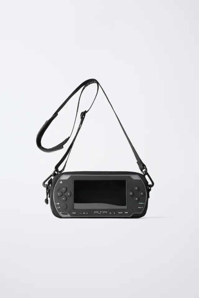 Zara lanza una línea de complementos PlayStation con bolsos, carteras y zapatillas
