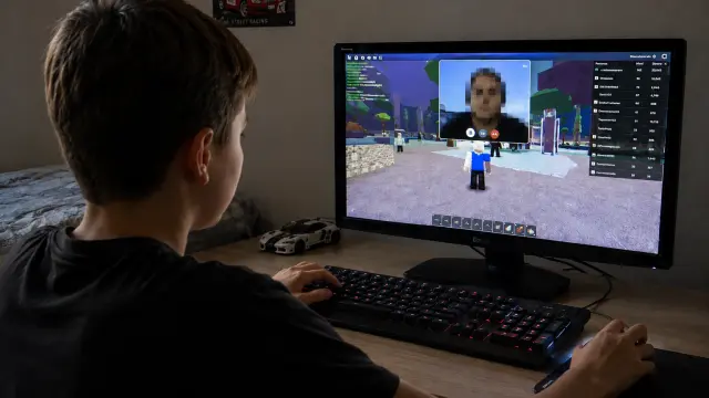 Reino Unido quiere impedir que extraños hablen con menores en juegos online