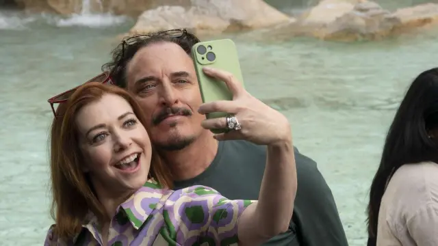 Alyson Hannigan (izq.) en Solo Mio (2026)