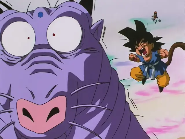 Chi Shinron intenta destrozar la ciudad, pero Goku Super Saiyan 4 lo impide