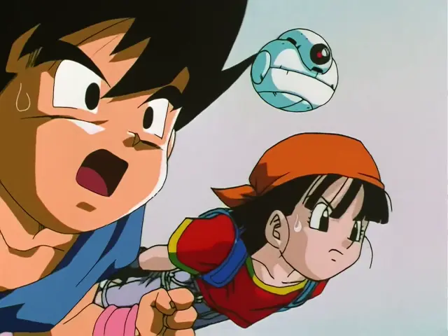 Chi Shinron intenta destrozar la ciudad, pero Goku Super Saiyan 4 lo impide