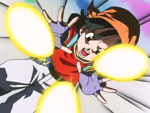 Chi Shinron intenta destrozar la ciudad, pero Goku Super Saiyan 4 lo impide