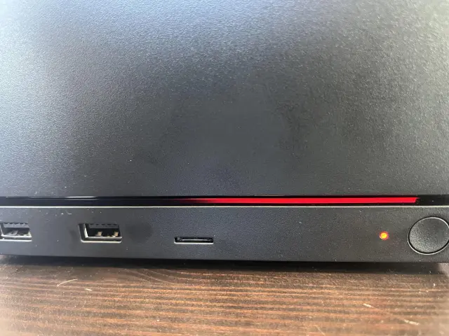 Imagen de la Steam Machine con LED rojo que indica un fallo de la GPU