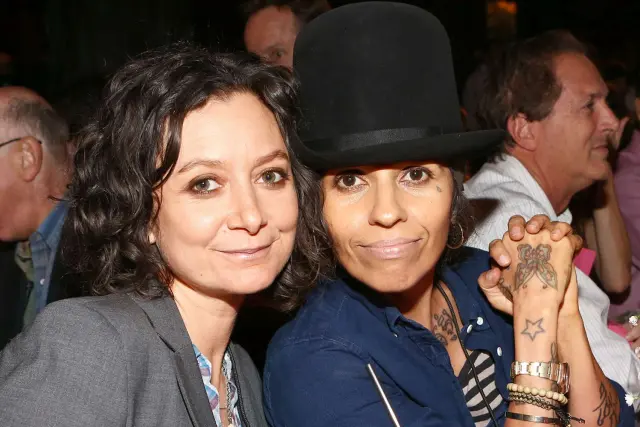 Sara Gilbert y Linda Perry