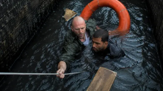 Jason Statham ayuda a un cámara tras su accidente en el rodaje de Los Mercenarios 3