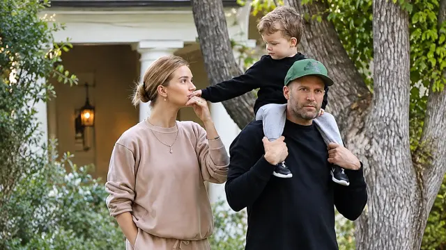 Rosie Huntington-Whiteley con su hijo Jack y Jason Statham