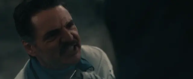 Reed Richards totalmente desesperado frente a Doctor Doom