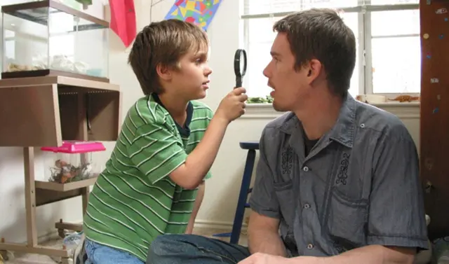 Ellar Coltrane y Ethan Hawke en Boyhood (2014)