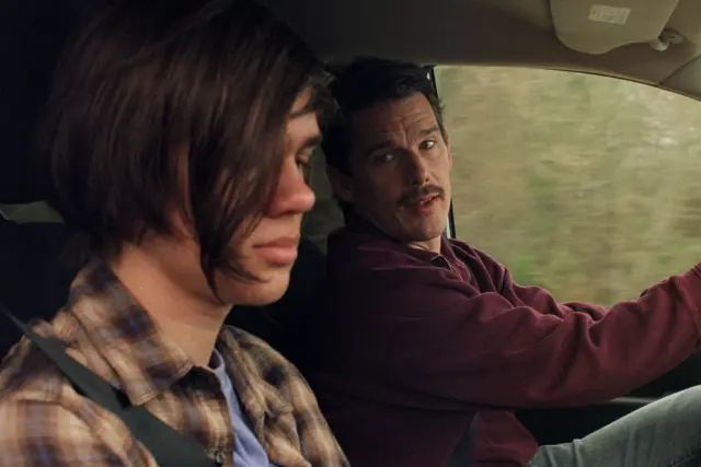 Ellar Coltrane y Ethan Hawke en Boyhood (2014)