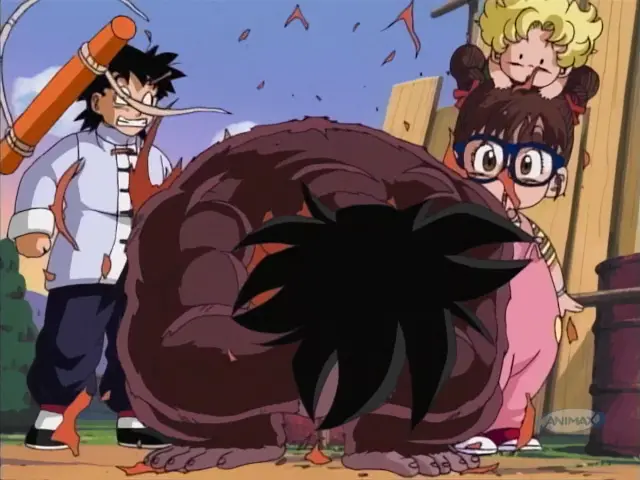 Arale vence a Goku convertido en Ohzaru