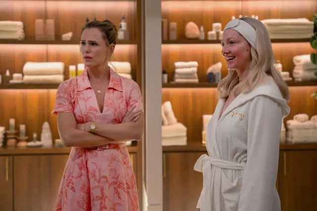 THE FIVE STAR WEEKEND -- Episode 104 -- Pictured: (l-r) Jennifer Garner as Hollis, Judy Greer as Electra -- (Photo by: Greg Gayne/PEACOCK)
