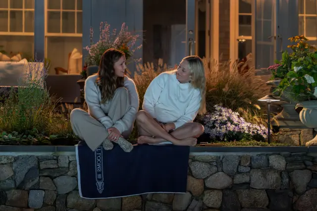 THE FIVE STAR WEEKEND -- Pictured: (l-r) Jennifer Garner as Hollis, Chloë Sevigny as Tatum -- (Photo by: Seacia Pavao/PEACOCK)