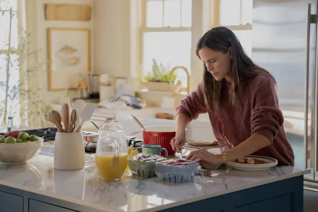 THE FIVE STAR WEEKEND -- Pictured: Jennifer Garner as Hollis -- (Photo by: Greg Gayne/PEACOCK)