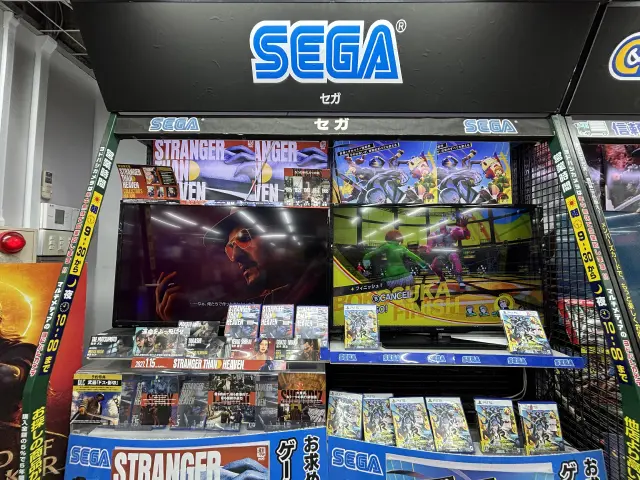 Hay expositores por compañías, no solo por formatos. Aquí, uno de SEGA