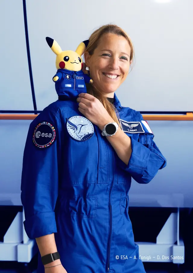 La astronauta Sophie Adenot junto al peluche de Pikachu