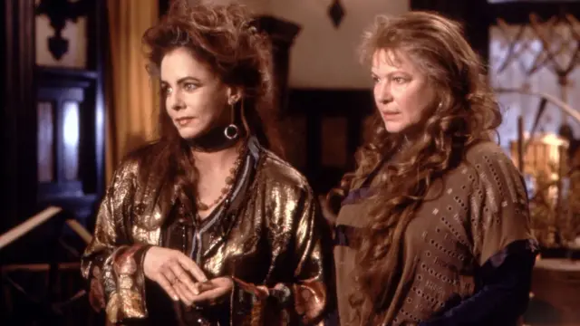 Dianne Wiest (dcha.) en Prácticamente magia (1998)