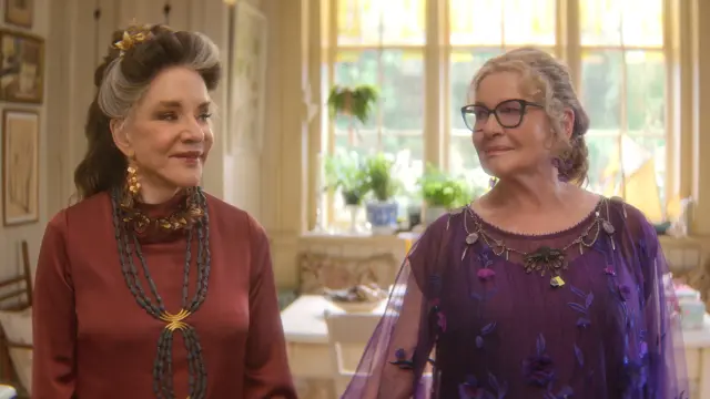 Dianne Wiest (dcha.) en Prácticamente magia 2 (2026)