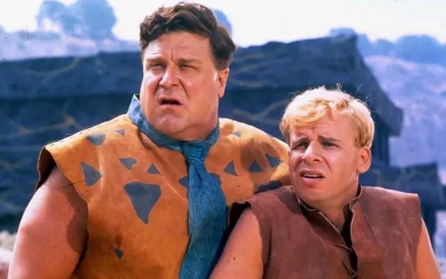 Rick Moranis (dcha.) en Los Picapiedra (1994)