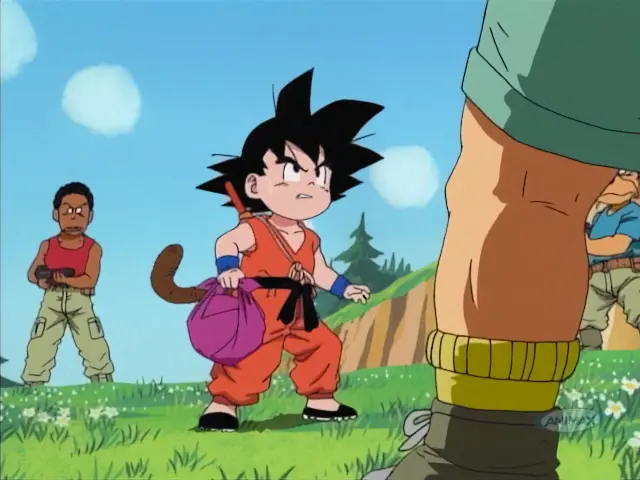 Los soldados de la Red Ribbon acorralan a Goku y Arale