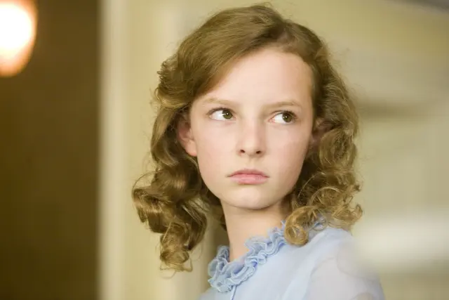 Dakota Blue Richards como Lyra Belacqua en La brújula dorada (2007)