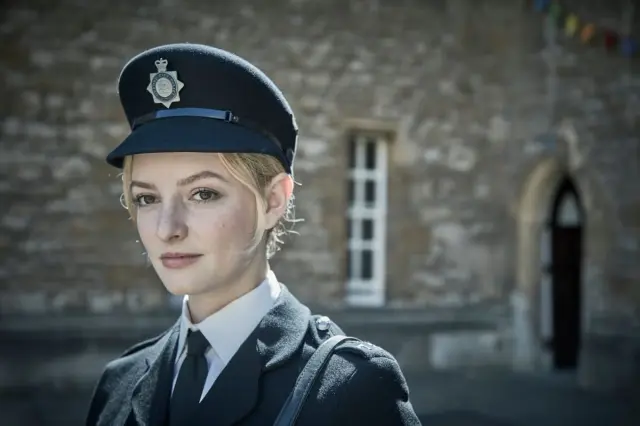 Dakota Blue Richards como Shirley Trewlove en Endeavour